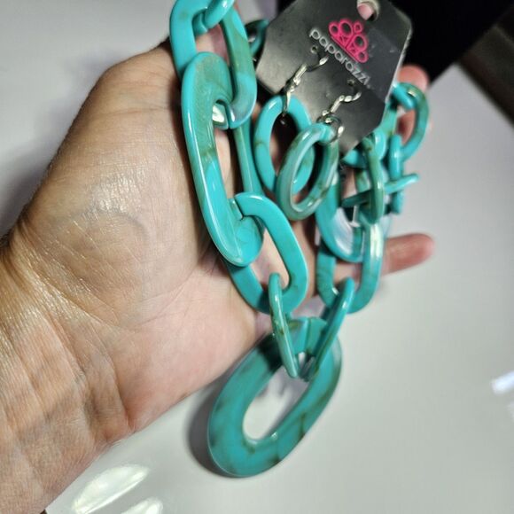 Paparazzi Silver Tone With Green Chunky Link Necklace & Earring Set 20-22" - Picture 4 of 12